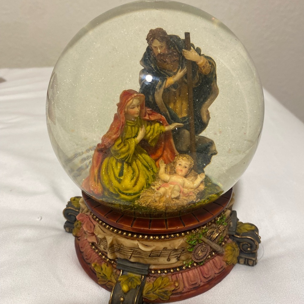 Nativity Scene Snow Globe